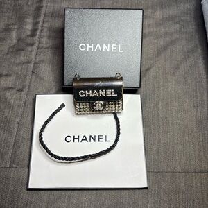 Fashion iPod crossbody case with silver on silver chain